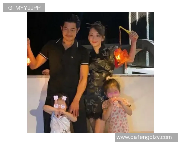 郭富城与足球明星亲密合影展现运动与娱乐的完美结合