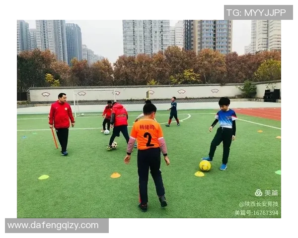 足球明星训练视频揭秘:如何通过科学训练提升竞技水平与球技表现 足球明星训练视频揭秘:如何通过科学训练提升竞技水平与球技表现