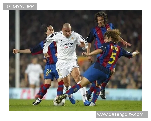 足球明星被曝与新欢亲密互动引发粉丝热议感情生活再度成为焦点 足球明星被曝与新欢亲密互动引发粉丝热议感情生活再度成为焦点