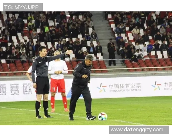 北京足球明星签名图片汇总展示明星风采与球迷互动的精彩瞬间 北京足球明星签名图片汇总展示明星风采与球迷互动的精彩瞬间