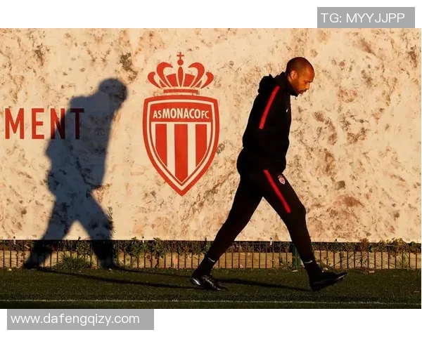 足球巨星亨利时尚西装街拍展现独特魅力与风格 足球巨星亨利时尚西装街拍展现独特魅力与风格